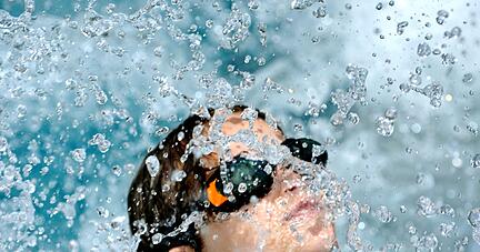 Wie gut kann das Kind schwimmen? Kennt es die Gefahren? Diese Fragen helfen dabei, herauszufinden, ob das Kind fit für seinen ersten Freibadbesuch ohne Eltern ist. Wie gut kann das Kind schwimmen? Kennt es die Gefahren? Diese Fragen helfen dabei, herauszufinden, ob das Kind fit für seinen ersten Freibadbesuch ohne Eltern ist.