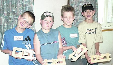 Haben ihre Feuertaufe bestanden: Die kleinen Holzboote schwammen schon auf dem Kocher und gingen nicht unter. (Foto: Agentur Kochertal)