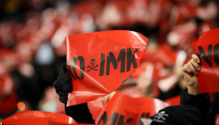 Fans des FC St. Pauli protestieren beim Heimspiel gegen Union Berlin gegen die Innenministerkonferenz in Bremen.