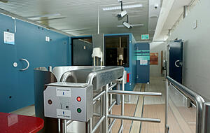 Warten auf Kundschaft: Übergang in die Aquatoll-Sauna.