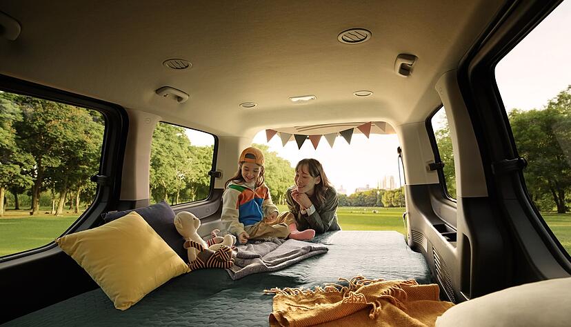 Flexible Innenräume können ein Pluspunkt für Familien sein - hier wird der Hyundai Staria zu einer Liegewiese. Flexible Innenräume können ein Pluspunkt für Familien sein - hier wird der Hyundai Staria zu einer Liegewiese.