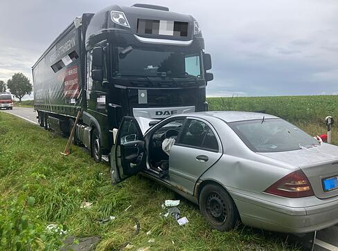 Das Auto krachte frontal in den Lkw.