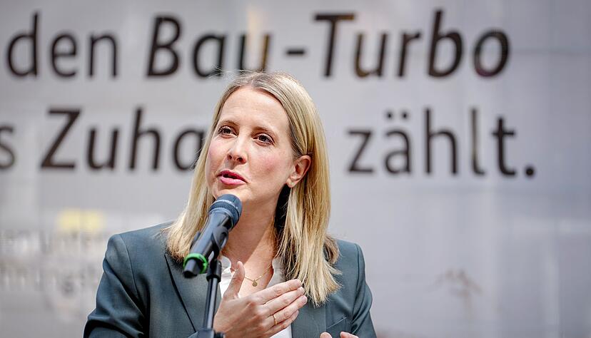 Bundesbauministerin Verena Hubertz. Die Bundesregierung will über schnellere Genehmigungen den schleppenden Wohnungsbau in Schwung bringen. (Archivbild)