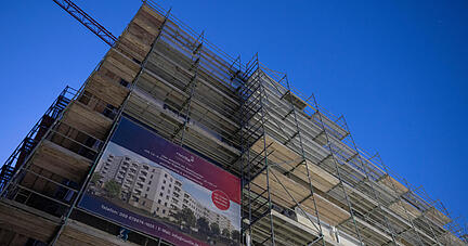 Noch im Rohbau befinden sich Wohnungen in Frankfurt am Main. Das Statistische Bundesamt gibt am Morgen die Zahlen zu Baugenehmigungen im Juni 2023 bekannt. +++ dpa-Bildfunk +++