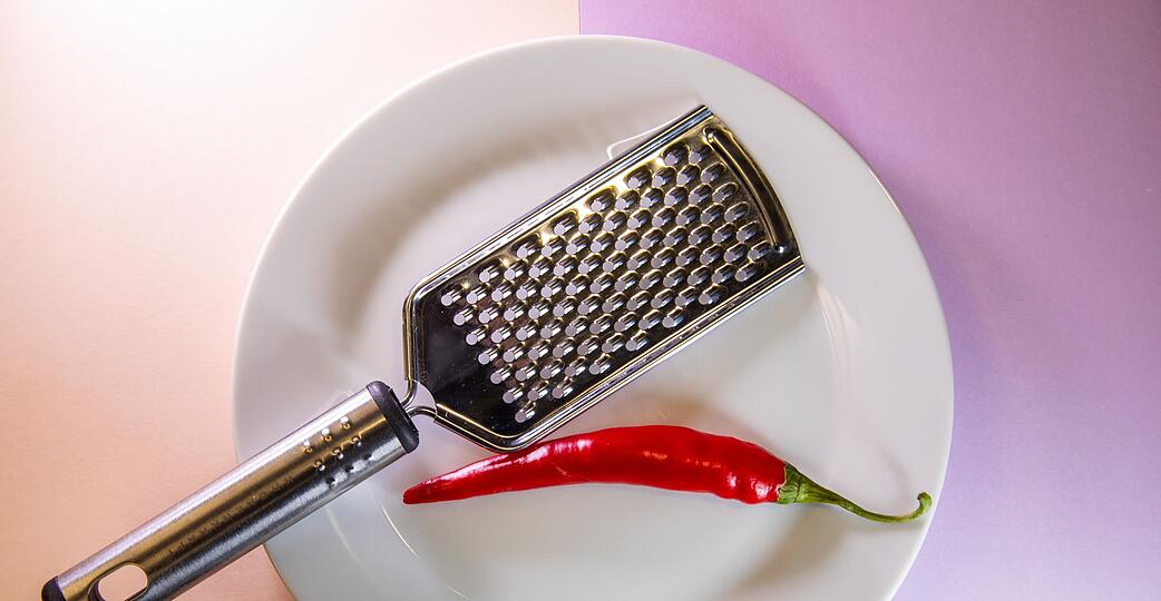 Möglichst fein und ohne Spritzer: Wie lässt sich eine Chilischote gut zerkleinern? Möglichst fein und ohne Spritzer: Wie lässt sich eine Chilischote gut zerkleinern?