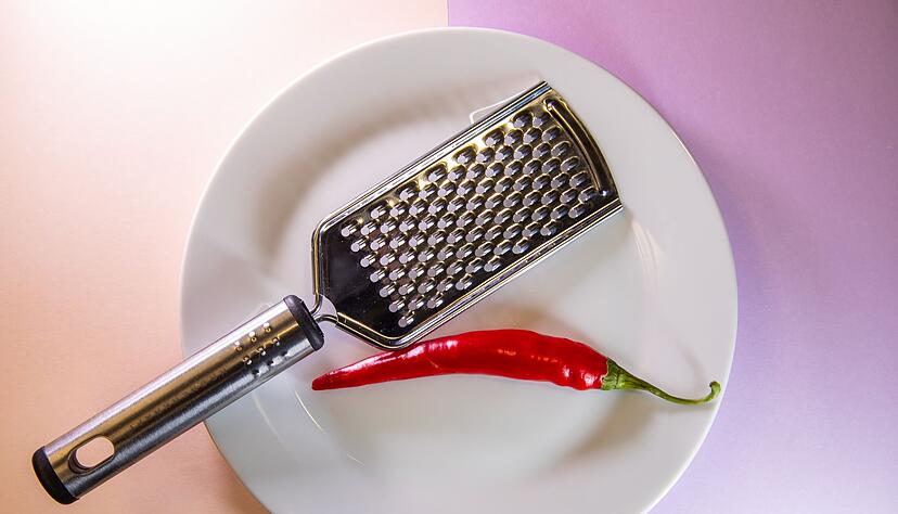 Möglichst fein und ohne Spritzer: Wie lässt sich eine Chilischote gut zerkleinern? Möglichst fein und ohne Spritzer: Wie lässt sich eine Chilischote gut zerkleinern?