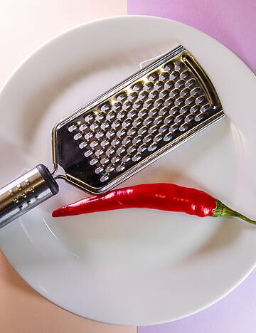 Möglichst fein und ohne Spritzer: Wie lässt sich eine Chilischote gut zerkleinern? Möglichst fein und ohne Spritzer: Wie lässt sich eine Chilischote gut zerkleinern?