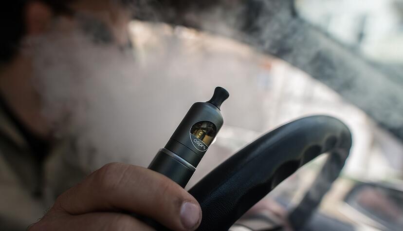 Genuss mit Folgen: Wer ein paar Dinge beim Gebrauch der E-Zigarette im Auto nicht beachtet, kann schnell ein Bu&szlig;geld kassieren.