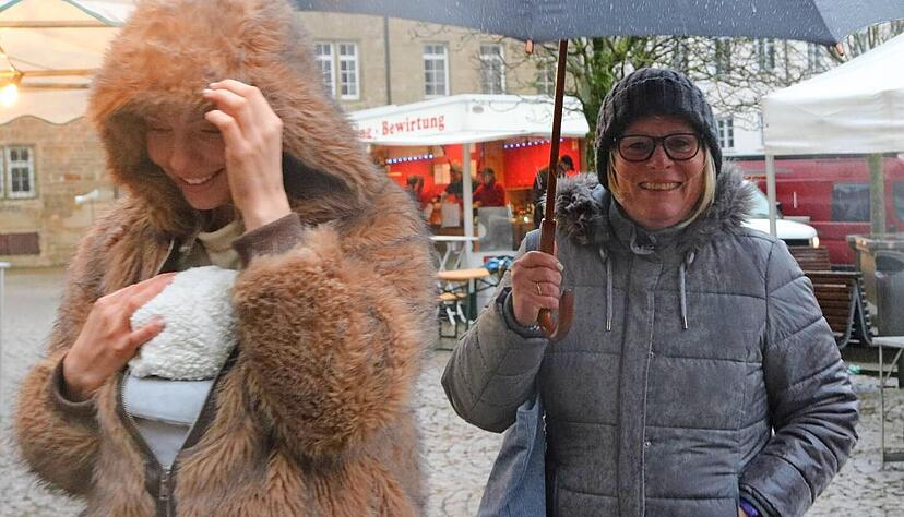 Der Marktplatz ist am Nachmittag weitgehend leer. Nur wenige ganz wackere Besucher wagen einen kurzen Bummel, so wie hier Heike Koppenhöfer mit ihrer Tochter Alica. Der Marktplatz ist am Nachmittag weitgehend leer. Nur wenige ganz wackere Besucher wagen einen kurzen Bummel, so wie hier Heike Koppenhöfer mit ihrer Tochter Alica.