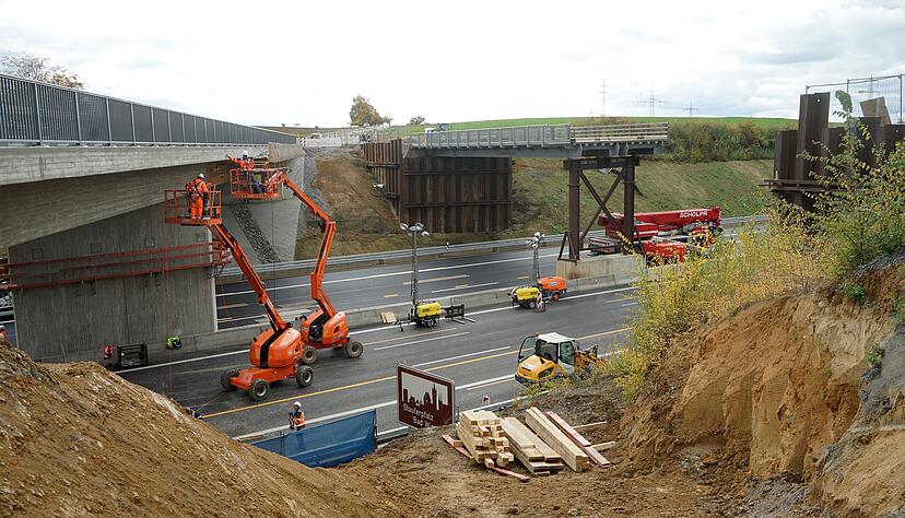 Zwischen Kirchhausen und Biberach wurde am Wochenende die Behelfsbrücke deinstalliert. Die A6 musste deshalb gesperrt werden.
Foto: Ekkehart Nupnau Zwischen Kirchhausen und Biberach wurde am Wochenende die Behelfsbrücke deinstalliert. Die A6 musste deshalb gesperrt werden.
Foto: Ekkehart Nupnau