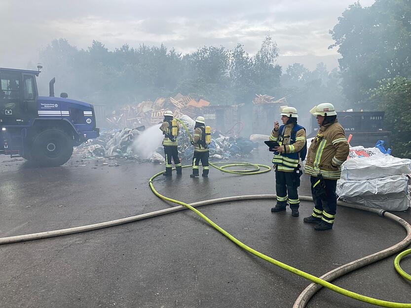Am Sonntagmorgen waren Kräfte des THW und der Feuerwehr damit beschäftigt, Glutnester ausfindig zu machen. Am Sonntagmorgen waren Kräfte des THW und der Feuerwehr damit beschäftigt, Glutnester ausfindig zu machen.