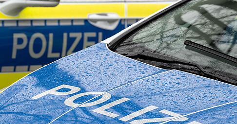 Der Schriftzug „Polizei“ auf der Kühlerhaube eines Autos. (zu dpa: «Polizei: Jugendliche am Steuer baut Unfall und flüchtet»)