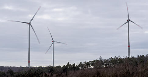 Windräder bei Löwenstein: Obwohl in der Region Heilbronn-Franken bislang nur wenige Windkraftanlagen in Betrieb sind, steigt die Zahl der Anträge deutlich.