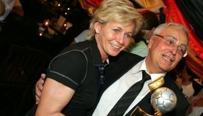 Bundestrainerin Neid und DFB-Pr&auml;sident Zwanziger tanzen mit dem WM-Pokal.