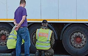 Bei Polizeikontrollen wird bei etwa 40 Prozent der Lkw-Fahrer etwas beanstandet, aber nur selten technische Mängel an ihrem Fahrzeug. Bei Polizeikontrollen wird bei etwa 40 Prozent der Lkw-Fahrer etwas beanstandet, aber nur selten technische Mängel an ihrem Fahrzeug.