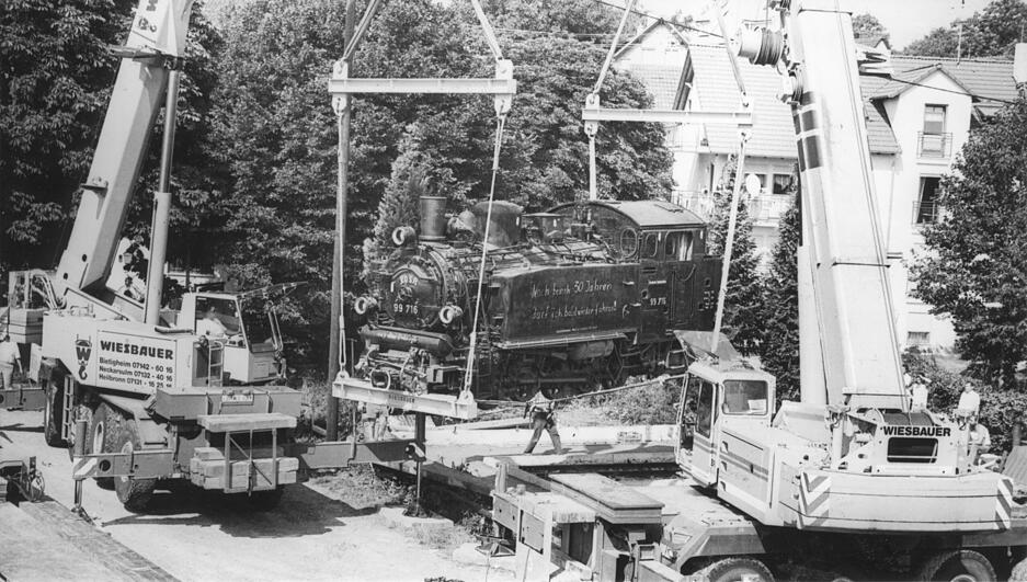 Sommer 1993: Schmalspur-Dampflok "Rosa" wird von zwei Kranen auf einen Schwertransport gehoben und verlässt Güglingen zur Instandsetzung.