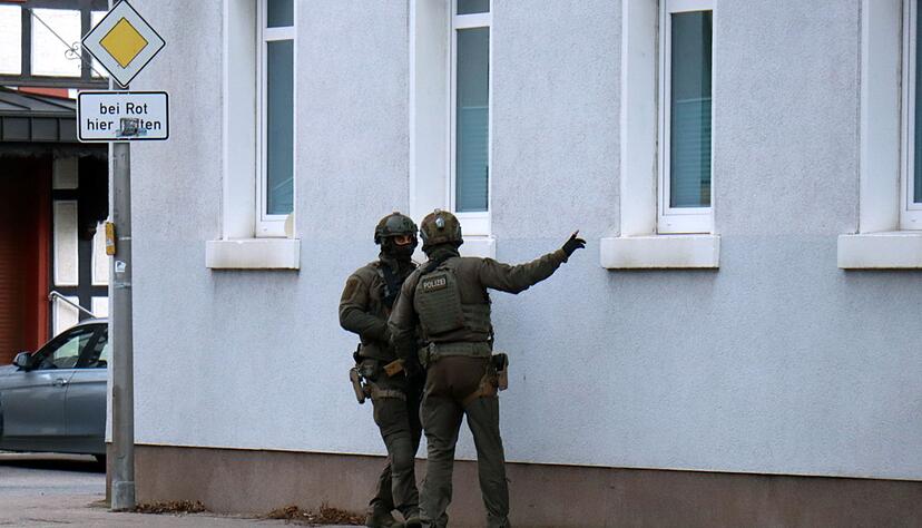 Spezialeinsatzkr&auml;fte sind an der Bankfiliale im Einsatz.