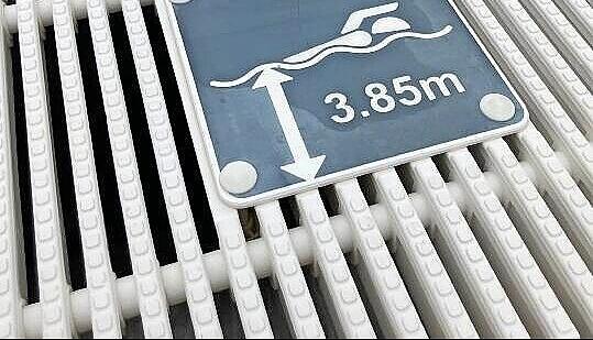 Bei den Sprungbrettern ist das Wasser 3,85 Meter tief.
Fotos: Adrian Hoffmann Bei den Sprungbrettern ist das Wasser 3,85 Meter tief.
Fotos: Adrian Hoffmann