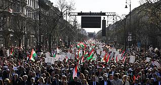 Menschen in riesiger Zahl folgten dem Aufruf von Oppositionsf&uuml;hrer Peter Maygar zu einem &laquo;Nationalen Marsch f&uuml;r die Systemwende&raquo;.