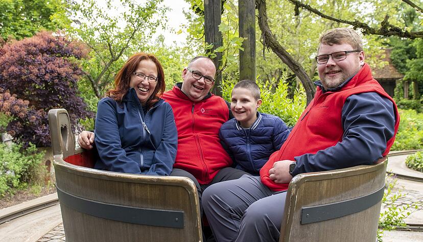 Ehrenamtliche der Ökumenischen Hospizgruppe Balingen und ein Projekt des Deutschen Roten Kreuzes erfüllen dem zwölfjährigen Ozan einen Traum: Er darf einen Tag im Erlebnispark Tripsdrill verbringen und fahren, wozu er Lust hat.
Foto: Christiana Kunz Ehrenamtliche der Ökumenischen Hospizgruppe Balingen und ein Projekt des Deutschen Roten Kreuzes erfüllen dem zwölfjährigen Ozan einen Traum: Er darf einen Tag im Erlebnispark Tripsdrill verbringen und fahren, wozu er Lust hat.
Foto: Christiana Kunz