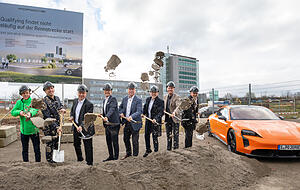 Spatenstich der Verantwortlichen. Für den Vorsitzenden Allexander Pollich (vierter von links): "Ein großer Erfolg." Spatenstich der Verantwortlichen. Für den Vorsitzenden Allexander Pollich (vierter von links): "Ein großer Erfolg."