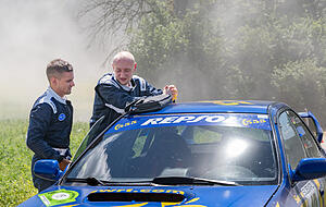 Fahrer Maximilian Simon und Co-Pilot Leon Simon (links) wollten sich in Hohenlohe eigentlich auf die Grabfeldrallye in Sulzdorf an der Lederhecke vorbereiten. Nun ben&ouml;tigen sie f&uuml;r ihren Subaru Impreza GT bis Samstag wohl ein neues Getriebe.