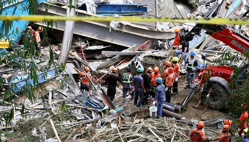 Noch hoffen die Retter auf Lebenszeichen. Noch hoffen die Retter auf Lebenszeichen.