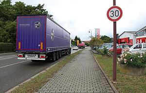 Inzwischen haben sich die Lkw- und Autofahrer an das Tempo auf der Ortsdurchfahrt gewöhnt. Bei der Einführung vor fünf Jahren gab es Proteste. Foto: Inzwischen haben sich die Lkw- und Autofahrer an das Tempo auf der Ortsdurchfahrt gewöhnt. Bei der Einführung vor fünf Jahren gab es Proteste. Foto: