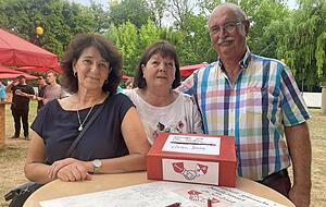 An der Spendenbox: Die Partnerschaftsbeauftragte der Stadt Angelika Bolz (v.l.) mit Gemeinderätin Irmgard Kircher-Wieland und einem Konzertbesucher.
Foto: privat