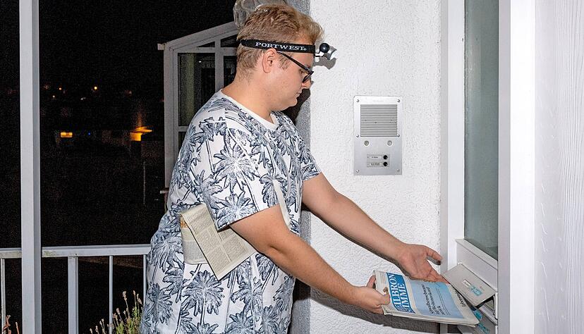Klappe auf, gefaltete Zeitung rein, Klappe zu: Politik-Redakteur Christoph Donauer hat eine Woche lang die Heilbronner Stimme im Stadtteil Klingenberg ausgetragen.
 Foto: Mario Berger