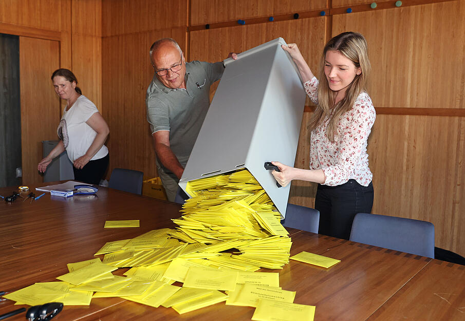 Während die Stimmen für die Europawahl bereits am Sonntagabend bis in die Nacht ausgezählt wurden, steht am Montag die Auszählung für die Kommunalwahl an.