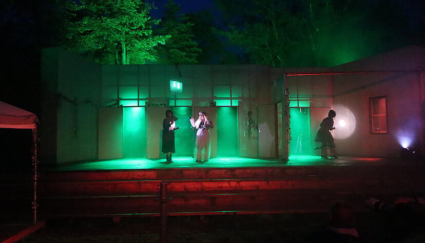 Die beiden Heldinnen des St&uuml;cks, Suzanne (links) und die Gr&auml;fin (daneben) &ndash; jeweils im Kost&uuml;m der anderen &ndash;, ziehen die letzten F&auml;den der Kom&ouml;die, die zum guten Ende f&uuml;hren.