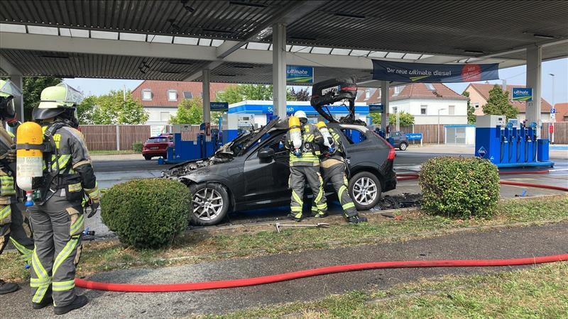 An der Aral-Tankstelle in Neckarsulm steht am Mittwochvormittag ein Auto in Flammen. Die Feuerwehr r&uuml;ckt aus, f&uuml;r den Einsatz muss die B27 zeitweise voll gesperrt werden.