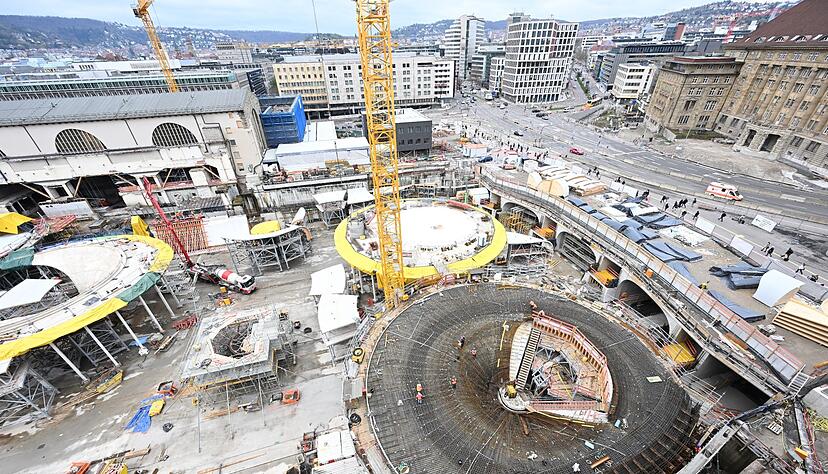 Arbeiter sind auf der Großbaustelle des milliardenschweren Bahnprojekts Stuttgart 21. Arbeiter sind auf der Großbaustelle des milliardenschweren Bahnprojekts Stuttgart 21.