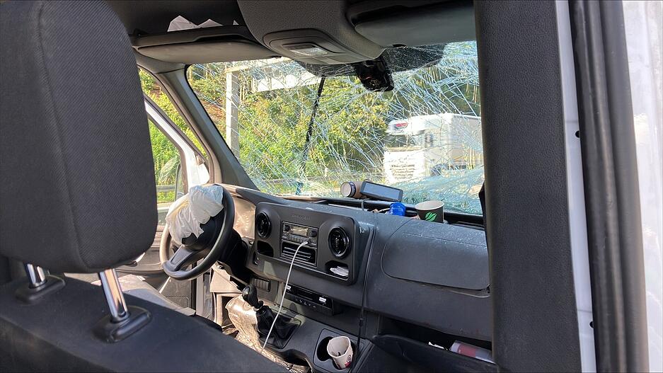 Ein Sprinter ist mit einem Sattelzug kollidiert.