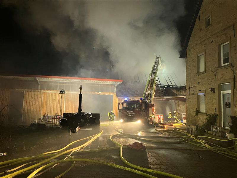 Die Flammen des Scheunenbrandes sind gelöscht. Doch Rauch steigt noch aus dem Dachstuhl auf. Die Flammen des Scheunenbrandes sind gelöscht. Doch Rauch steigt noch aus dem Dachstuhl auf.