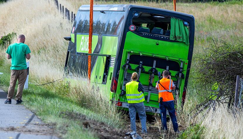 Unverletzte Passagiere sollte ein Ersatzbus nach Berlin bringen. Unverletzte Passagiere sollte ein Ersatzbus nach Berlin bringen.