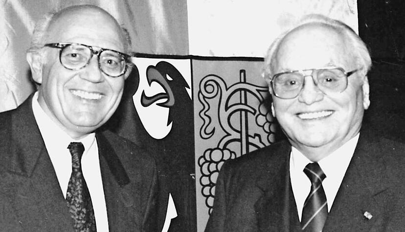 Verleihung der Ehrenbürgerwürde: Weinsbergs früherer Bürgermeister Jürgen Klatte und Helmut Läpple (rechts) am 11. Dezember 1992.Foto: Archiv/Monika Scheffler