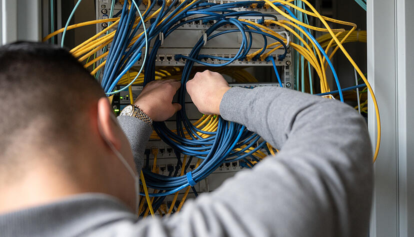 Ein Fachinformatik-Azubi bei der Arbeit: In diesem Jahr war die Suche nach Ausbildungspl&auml;tzen erschwert.
Foto: dpa