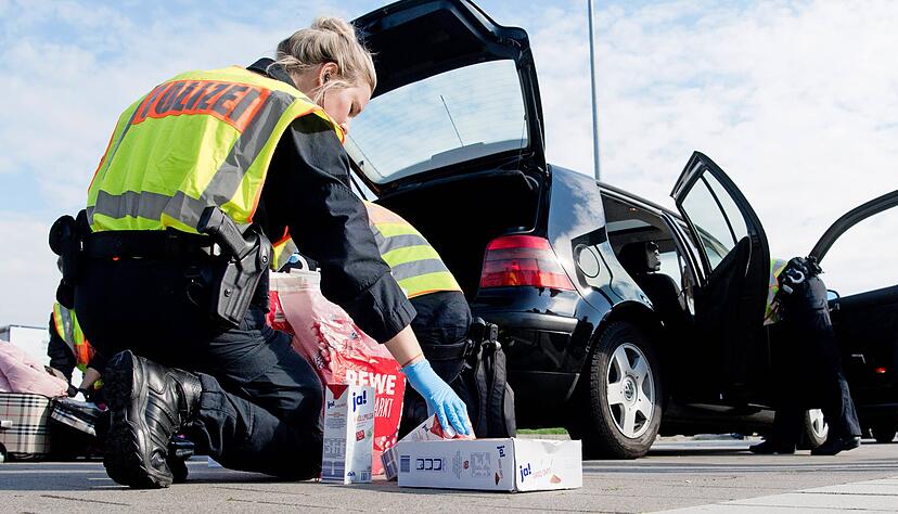Die Durchsuchung von Fahrzeugen und Gepäck gehört für Autobahnpolizisten bei der Suche nach Betäubungsmitteln zum Alltag.
Foto: dpa Die Durchsuchung von Fahrzeugen und Gepäck gehört für Autobahnpolizisten bei der Suche nach Betäubungsmitteln zum Alltag.
Foto: dpa