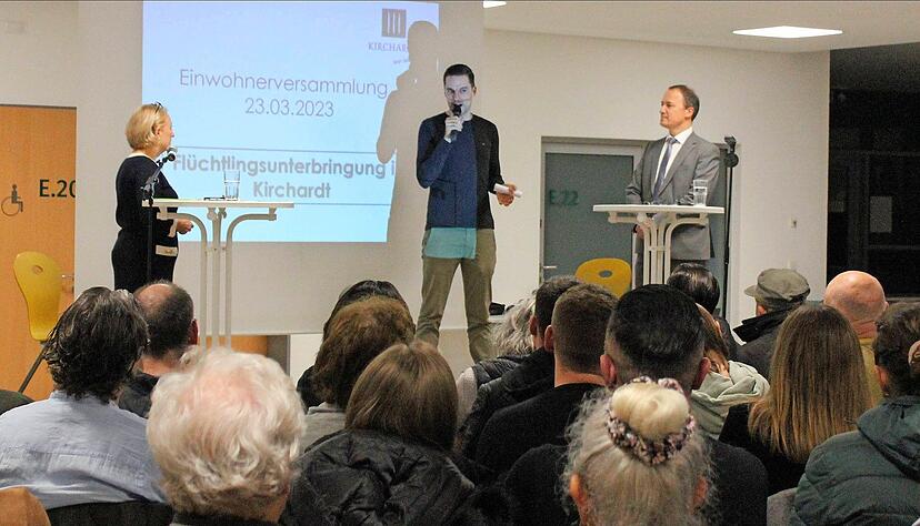 Dennis Bratz (Mitte) hatte im Vorfeld der Bürgerversammlung 760 Unterschriften gegen die Pläne der Verwaltung gesammelt. Er schlägt vor, Flüchtlinge in der Bücherei einzuquartieren und die Bibliothek im alten Rathaus anzusiedeln. Dennis Bratz (Mitte) hatte im Vorfeld der Bürgerversammlung 760 Unterschriften gegen die Pläne der Verwaltung gesammelt. Er schlägt vor, Flüchtlinge in der Bücherei einzuquartieren und die Bibliothek im alten Rathaus anzusiedeln.