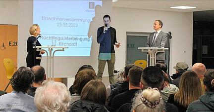 Dennis Bratz (Mitte) hatte im Vorfeld der Bürgerversammlung 760 Unterschriften gegen die Pläne der Verwaltung gesammelt. Er schlägt vor, Flüchtlinge in der Bücherei einzuquartieren und die Bibliothek im alten Rathaus anzusiedeln. Dennis Bratz (Mitte) hatte im Vorfeld der Bürgerversammlung 760 Unterschriften gegen die Pläne der Verwaltung gesammelt. Er schlägt vor, Flüchtlinge in der Bücherei einzuquartieren und die Bibliothek im alten Rathaus anzusiedeln.