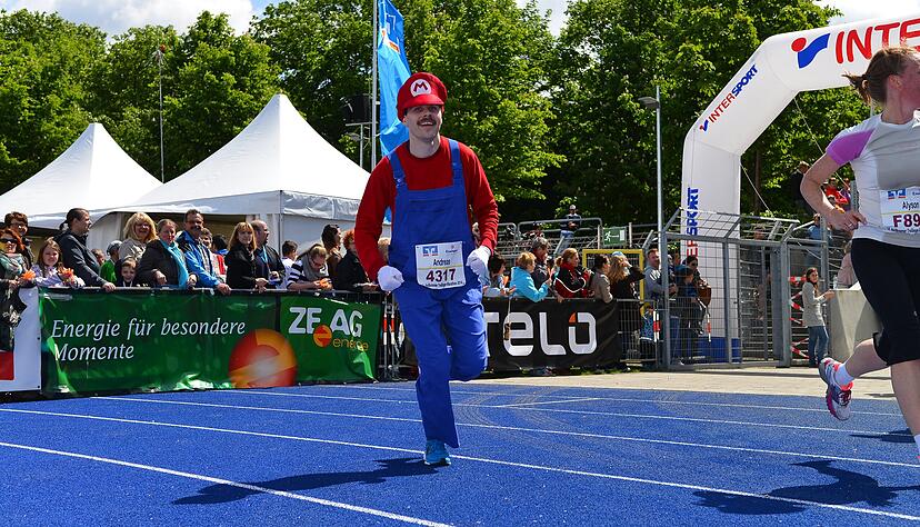 Seit 2014 nimmt Andreas Dietrich kostümiert am Heilbronner Trollinger-Marathon teil, so wie hier als Super Mario. Bei sechs Teilnahmen hat er fünf Mal den ersten Platz des Kostümwettbewerbs belegt. In einem Jahr schaffte er es auf Platz zwei.