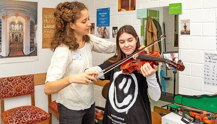 Nur eines von vielen Schnupperangeboten beim Tag der offenen T&uuml;r der St&auml;dtischen Musikschule: Musiklehrerin Carla K&uuml;hne zeigt Viktoria Stier (14) aus Horkheim, wie sie der Bratsche erste T&ouml;ne entlocken kann.
Foto: Lina Bihr