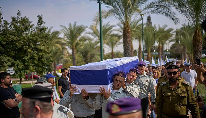 Die von der Hamas übergebenen sterblichen Überreste des Soldaten sind identifiziert. Die von der Hamas übergebenen sterblichen Überreste des Soldaten sind identifiziert.