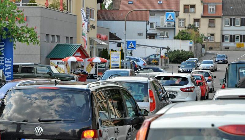 Abbiegen kaum m&ouml;glich: Auf der M&uuml;hlbacher Stra&szlig;e stockt oft der Verkehr, zwei Kreisverkehre sollen Abhilfe schaffen. Foto: Archiv/Hettich