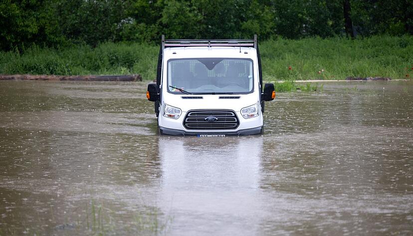 Wassersch&auml;den an geparkten Autos k&ouml;nnen t&uuml;ckisch sein. Grunds&auml;tzlich sollte man daher nie versuchen, ein zuvor &uuml;berflutetes Auto zu starten.