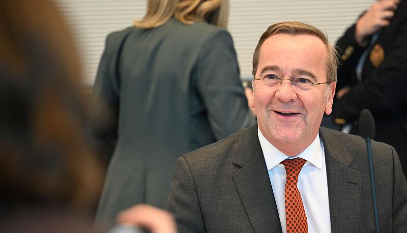 Der fröhliche Eindruck täuscht: In der SPD-Fraktionssitzung gab es von Verteidigungsminister Boris Pistorius sehr kritische Töne zum Wehrdienstvorschlag der Union. Der fröhliche Eindruck täuscht: In der SPD-Fraktionssitzung gab es von Verteidigungsminister Boris Pistorius sehr kritische Töne zum Wehrdienstvorschlag der Union.