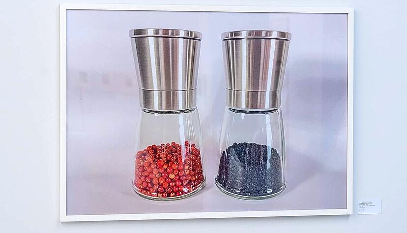 &bdquo;Rouge et Noir&ldquo; titelt die Jahresausstellung, was Annika Winkelmann zu dem gro&szlig;formatigen Digitalprint &bdquo;pretending&ldquo; inspiriert hat.