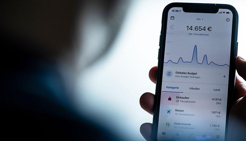 Finanz&uuml;berblick schaffen: Ein Haushaltsbuch oder Onlinebanking-Analysen helfen dabei, Einnahmen und Ausgaben klar zu strukturieren.